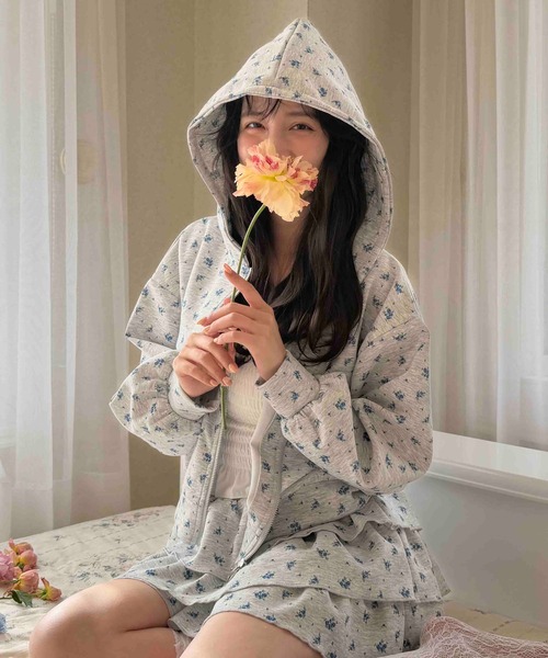 AS KNOW AS plus（アズノゥアズプラス）の「〇アソート柄ジップパーカー(花柄・ドット・ビジュー）セットアップ対応（パーカー・レディース・ブラック系/アイボリー系/グレー系・FREE）」の5枚目の写真