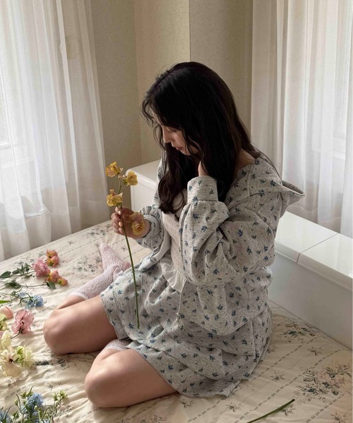 AS KNOW AS plus（アズノゥアズプラス）の「〇アソート柄ジップパーカー(花柄・ドット・ビジュー）セットアップ対応（パーカー・レディース・ブラック系/アイボリー系/グレー系・FREE）」の11枚目の写真