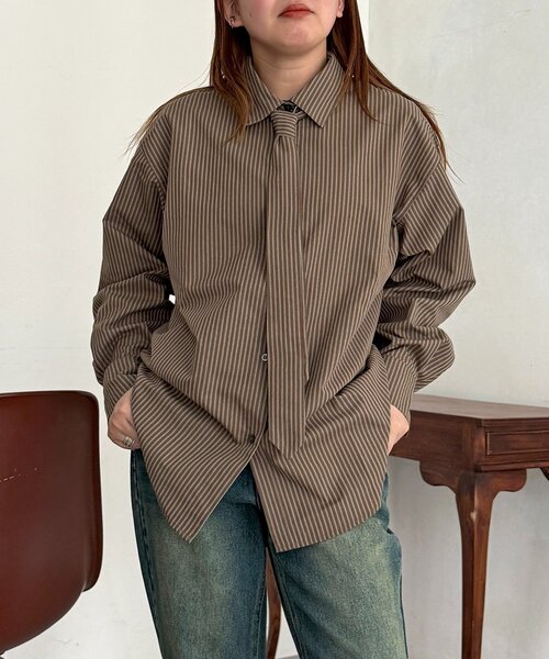 CPCM（シーピーシーエム）の「ストライプ柄タイ付ルーズシャツ（シャツ/ブラウス・レディース・ブラウン/サックスブルー・FREE）」の2枚目の写真