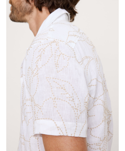 Banana Republic(バナナリパブリック)の「スタンダードフィット エンブロイダリー リネン リゾートシャツ(シャツ/ブラウス・メンズ・アイボリー・S/M/L/XL)」の3枚目の写真