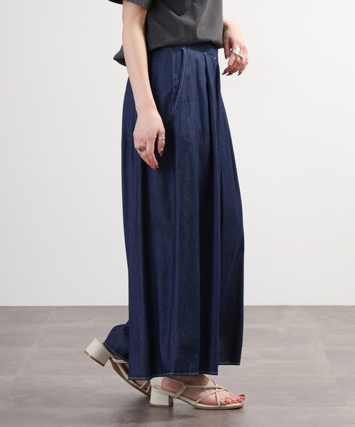 EGLANTINE(エグランティーヌ)の「EGLANTINE タックワイド テンセルデニムパンツ(デニムパンツ・レディース・ネイビー/ブルー・40)」の2枚目の写真