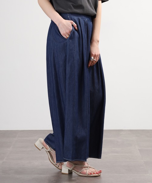 EGLANTINE(エグランティーヌ)の「EGLANTINE タックワイド テンセルデニムパンツ(デニムパンツ・レディース・ネイビー/ブルー・40)」の5枚目の写真