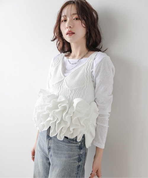AMELY(エミリー)の「ボリュームフリル ニットビスチェ(タンクトップ・レディース・ホワイト/ブラック・フリー)」の1枚目の写真