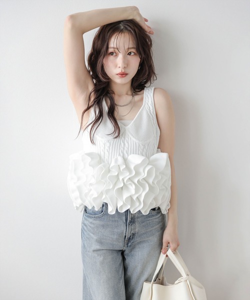 AMELY(エミリー)の「ボリュームフリル ニットビスチェ(タンクトップ・レディース・ホワイト/ブラック・フリー)」の8枚目の写真