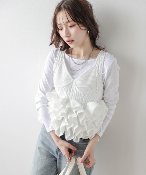 AMELY(エミリー)の「ボリュームフリル ニットビスチェ(タンクトップ・レディース・ホワイト/ブラック・フリー)」の3枚目の写真