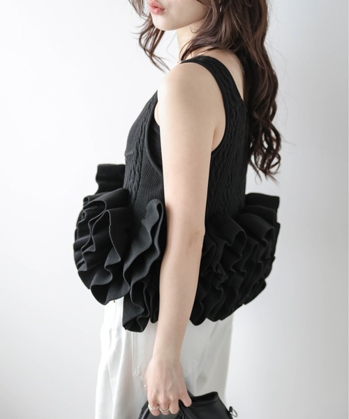 AMELY(エミリー)の「ボリュームフリル ニットビスチェ(タンクトップ・レディース・ホワイト/ブラック・フリー)」の15枚目の写真