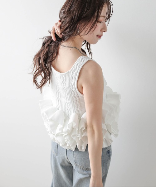 AMELY(エミリー)の「ボリュームフリル ニットビスチェ(タンクトップ・レディース・ホワイト/ブラック・フリー)」の10枚目の写真