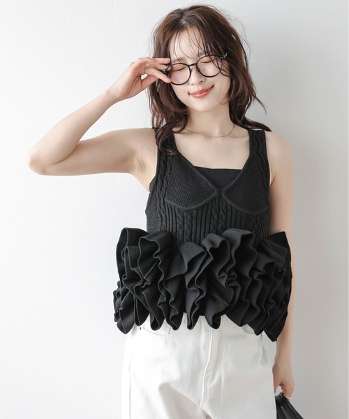 AMELY(エミリー)の「ボリュームフリル ニットビスチェ(タンクトップ・レディース・ホワイト/ブラック・フリー)」の14枚目の写真