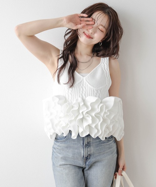 AMELY(エミリー)の「ボリュームフリル ニットビスチェ(タンクトップ・レディース・ホワイト/ブラック・フリー)」の9枚目の写真