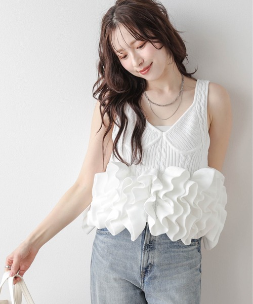 AMELY(エミリー)の「ボリュームフリル ニットビスチェ(タンクトップ・レディース・ホワイト/ブラック・フリー)」の7枚目の写真