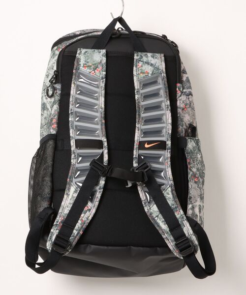 NIKE(ナイキ)の「《NIKEアパレル》NKVARSITYELITEBKPK-A(バックパック/リュック・メンズ・ブラウン系その他・フリー)」の2枚目の写真