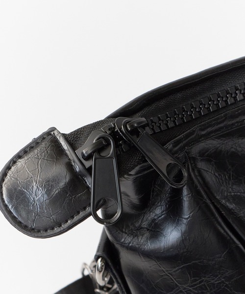 ROOPTOKYO（ループトウキョウ）の「Star-Shaped Patch with Gusset, Faux Leather 2-Way Shoulder Bag / マチ付き スター型バッチ フェイクレザー 2WAYショルダーバッグ 2026年春夏（ショルダーバッグ・レディース・ブラック/シルバー・ONE SIZE）」の5枚目の写真