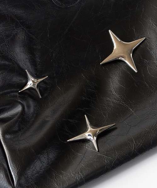 ROOPTOKYO（ループトウキョウ）の「Star-Shaped Patch with Gusset, Faux Leather 2-Way Shoulder Bag / マチ付き スター型バッチ フェイクレザー 2WAYショルダーバッグ 2026年春夏（ショルダーバッグ・レディース・ブラック/シルバー・ONE SIZE）」の7枚目の写真