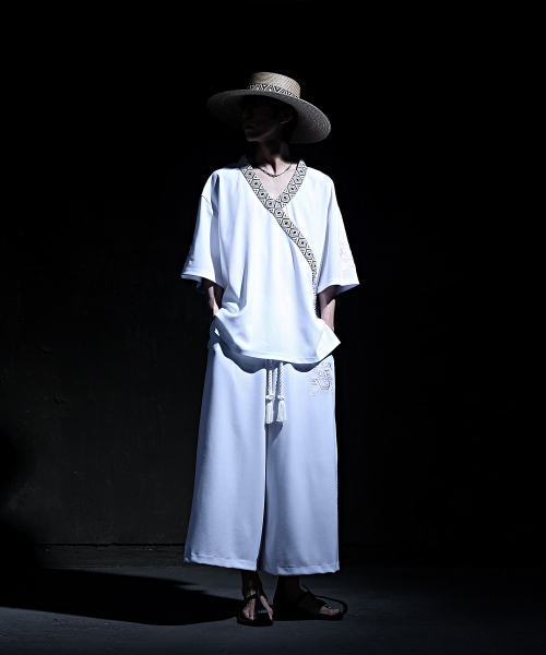 KIRTIMUKHA(キールティムカ)の「刺繍エスニックロープ斜めVネック半袖Tシャツホワイト(Tシャツ/カットソー・メンズ・その他・FREE)」の8枚目の写真