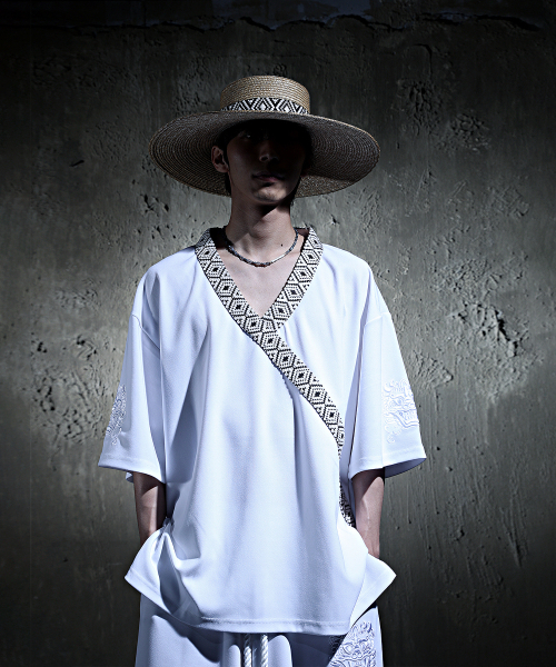 KIRTIMUKHA(キールティムカ)の「刺繍エスニックロープ斜めVネック半袖Tシャツホワイト(Tシャツ/カットソー・メンズ・その他・FREE)」の9枚目の写真