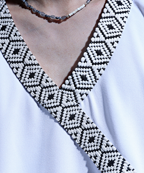 KIRTIMUKHA(キールティムカ)の「刺繍エスニックロープ斜めVネック半袖Tシャツホワイト(Tシャツ/カットソー・メンズ・その他・FREE)」の10枚目の写真