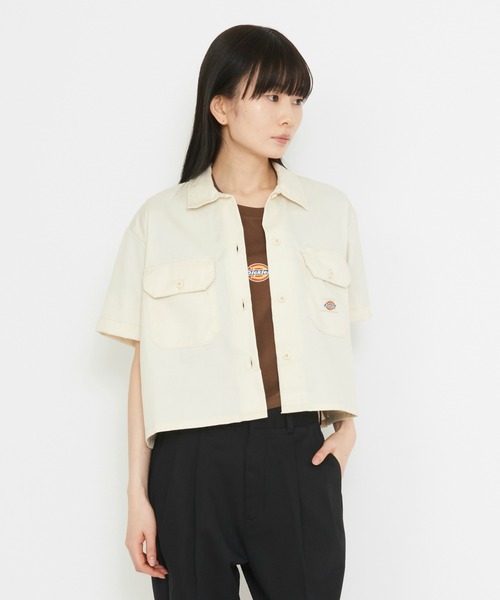 Dickies(ディッキーズ)の「Dickies/ディッキーズ クロップド ワークシャツ 半袖(シャツ/ブラウス・レディース・ホワイト/ブラック・SMALL/MEDIUM/X-SMALL)」の1枚目の写真