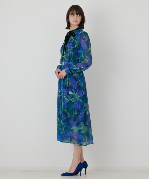 GRACE CONTINENTAL(グレースコンチネンタル)の「ローズプリントフレアワンピース(ワンピース・レディース・ブルー/ブラック・38/36)」の5枚目の写真