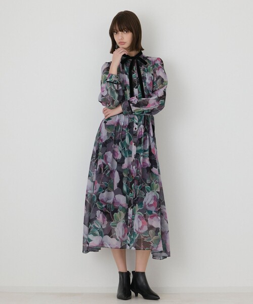 GRACE CONTINENTAL(グレースコンチネンタル)の「ローズプリントフレアワンピース(ワンピース・レディース・ブルー/ブラック・38/36)」の16枚目の写真