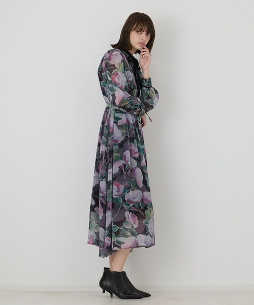 GRACE CONTINENTAL(グレースコンチネンタル)の「ローズプリントフレアワンピース(ワンピース・レディース・ブルー/ブラック・38/36)」の18枚目の写真