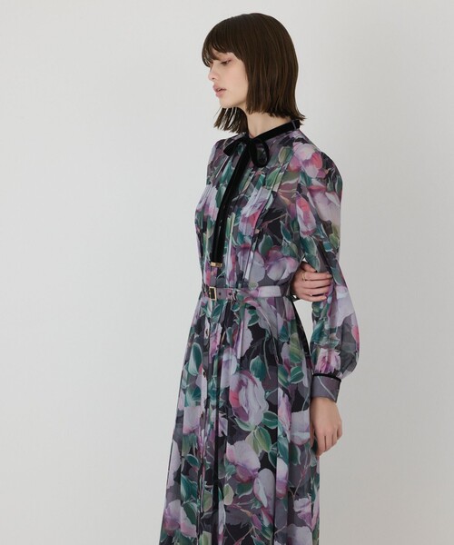 GRACE CONTINENTAL(グレースコンチネンタル)の「ローズプリントフレアワンピース(ワンピース・レディース・ブルー/ブラック・38/36)」の21枚目の写真