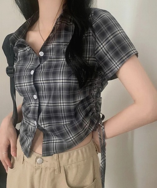 HAILY(ヘイリー)の「サイドドローストリングチェック柄半袖シャツ(シャツ/ブラウス・レディース・ホワイト/ブラック/ベージュ/ネイビー・FREE)」の2枚目の写真