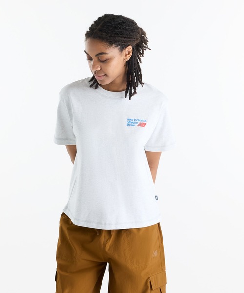 NEW BALANCE(ニューバランス)の「Athletics プレミアムロゴヒップ丈ショートスリーブTシャツ(リラックス)(Tシャツ/カットソー・レディース・ダークグリーン/ラベンダー/ヘザーグレー・SMALL/XX-LARGE/X-LARGE/LARGE/MEDIUM)」の1枚目の写真