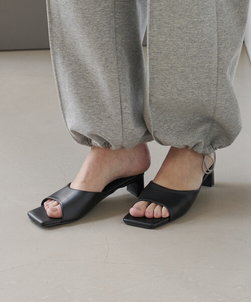 Firsthand（ファーストハンド）の「Firsthand/ファーストハンド スクエアトゥー レザレット ミュール（サンダル・レディース・ブラック・SMALL/LARGE/MEDIUM）」の2枚目の写真