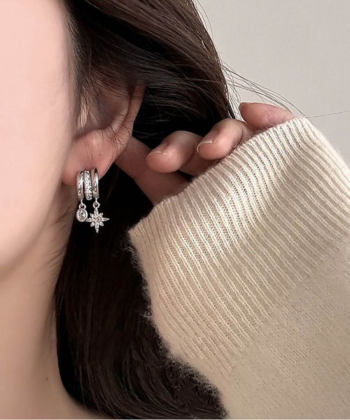 LA VORAGINE(ラ ヴォラジネ)の「キラキラ輝く雪花八芒星モチーフ イヤリング 無穴対応 上品おしゃれ女性用イヤリング(イヤリング・レディース・Silver・FREE)」の1枚目の写真