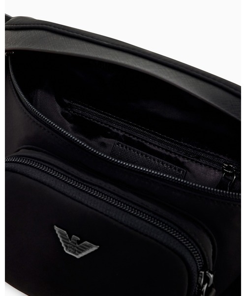 EMPORIO ARMANI(エンポリオアルマーニ)の「<オンライン限定>【エンポリオ アルマーニ】メタルロゴ付き リサイクルナイロン ウエストバッグ(ボディバッグ/ウエストポーチ・メンズ・ブラック・FREE)」の5枚目の写真