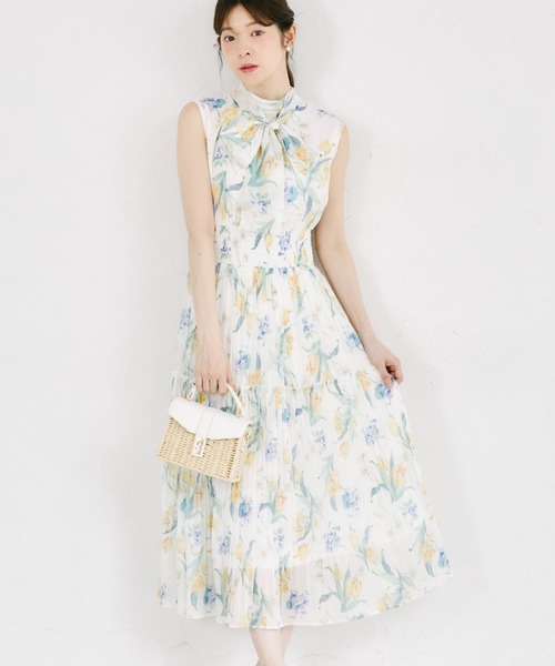 tocco closet(トッコ クローゼット)の「2WAYボウタイリボン付きラメシフォンフラワープリントプリーツティアードワンピース(ワンピース・レディース・ピンク/イエロー・M)」の2枚目の写真