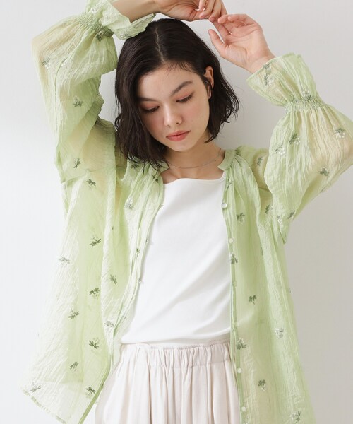 THE SHOP TK (ザ ショップ ティーケー )の「華やぎを添える 花柄刺繍ブラウス(シャツ/ブラウス・レディース・ブラック系/アイボリー系/ライトグリーン系・99)」の3枚目の写真