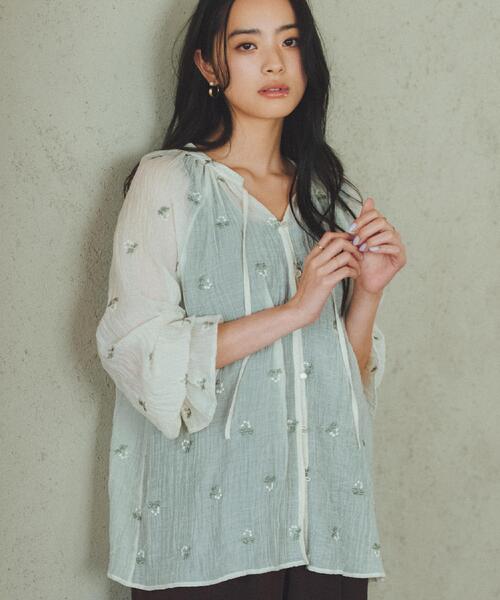 THE SHOP TK (ザ ショップ ティーケー )の「華やぎを添える 花柄刺繍ブラウス(シャツ/ブラウス・レディース・ブラック系/アイボリー系/ライトグリーン系・99)」の5枚目の写真
