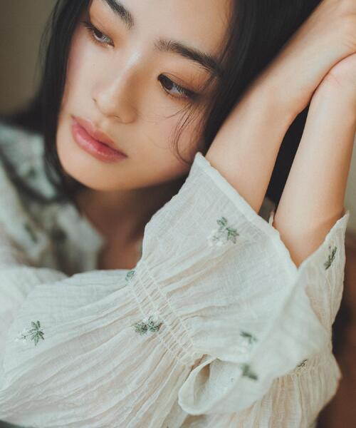 THE SHOP TK (ザ ショップ ティーケー )の「華やぎを添える 花柄刺繍ブラウス(シャツ/ブラウス・レディース・ブラック系/アイボリー系/ライトグリーン系・99)」の4枚目の写真