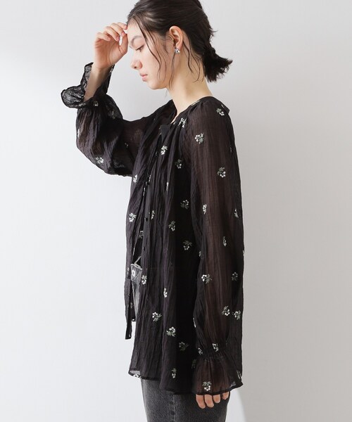 THE SHOP TK (ザ ショップ ティーケー )の「華やぎを添える 花柄刺繍ブラウス(シャツ/ブラウス・レディース・ブラック系/アイボリー系/ライトグリーン系・99)」の18枚目の写真