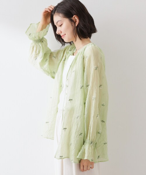 THE SHOP TK (ザ ショップ ティーケー )の「華やぎを添える 花柄刺繍ブラウス(シャツ/ブラウス・レディース・ブラック系/アイボリー系/ライトグリーン系・99)」の14枚目の写真