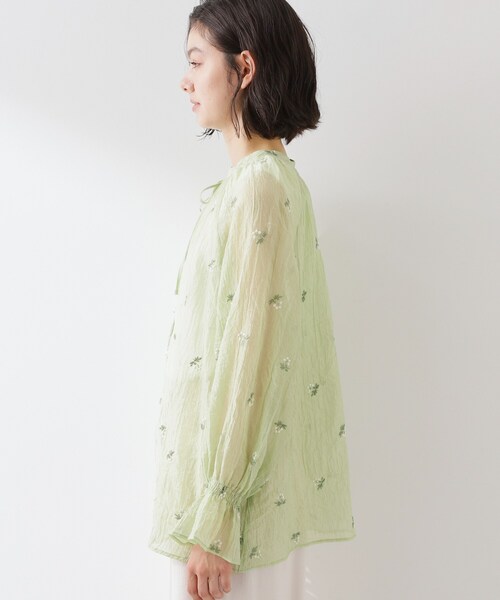 THE SHOP TK (ザ ショップ ティーケー )の「華やぎを添える 花柄刺繍ブラウス(シャツ/ブラウス・レディース・ブラック系/アイボリー系/ライトグリーン系・99)」の10枚目の写真