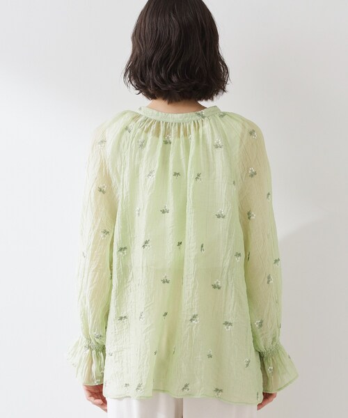 THE SHOP TK (ザ ショップ ティーケー )の「華やぎを添える 花柄刺繍ブラウス(シャツ/ブラウス・レディース・ブラック系/アイボリー系/ライトグリーン系・99)」の9枚目の写真