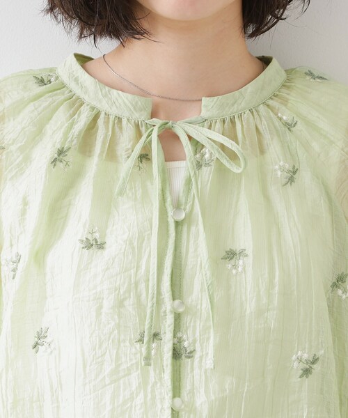 THE SHOP TK (ザ ショップ ティーケー )の「華やぎを添える 花柄刺繍ブラウス(シャツ/ブラウス・レディース・ブラック系/アイボリー系/ライトグリーン系・99)」の8枚目の写真