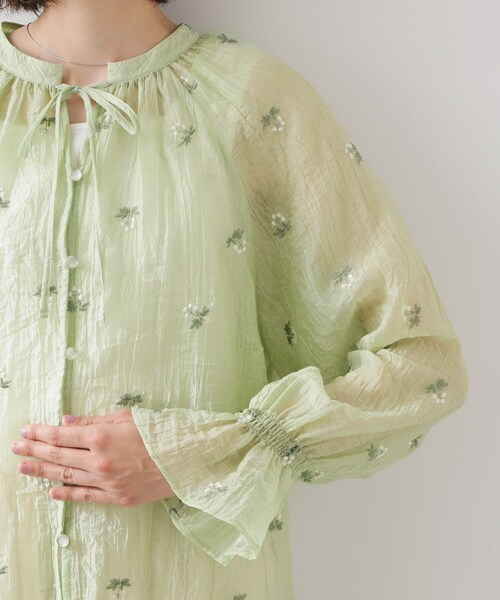 THE SHOP TK (ザ ショップ ティーケー )の「華やぎを添える 花柄刺繍ブラウス(シャツ/ブラウス・レディース・ブラック系/アイボリー系/ライトグリーン系・99)」の7枚目の写真