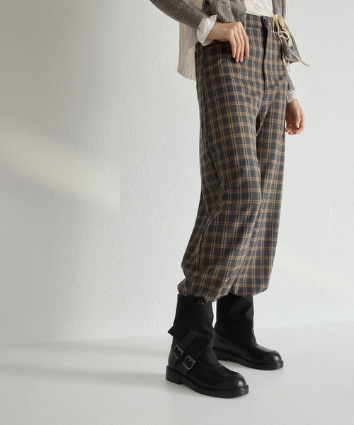 CHARLES & KEITH(チャールズ & キース)の「Aether エーテル バックル カーフブーツ(ブーツ・レディース・ダークグレー/ブラック・23cm/23.5cm/24.5cm)」の1枚目の写真