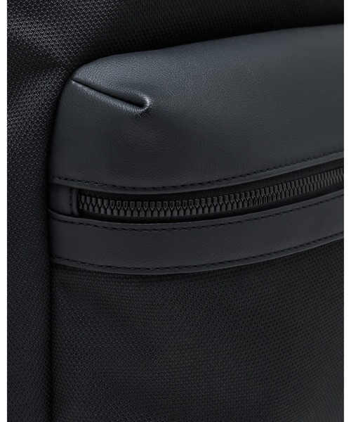 ARMANI EXCHANGE（アルマーニエクスチェンジ）の「【A|X アルマーニ エクスチェンジ】＜オンライン限定＞ロゴパッチ ミックスマテリアル バックパック（バックパック/リュック・メンズ・ブラック・FREE）」の5枚目の写真
