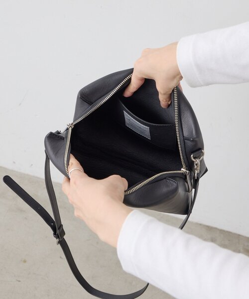 ear PAPILLONNER（イアパピヨネ）の「【kawa-kawa(カワカワ)】NO1583 tsunoワイドポシェットバッグ（ショルダーバッグ・レディース・ブラック・FREE）」の10枚目の写真