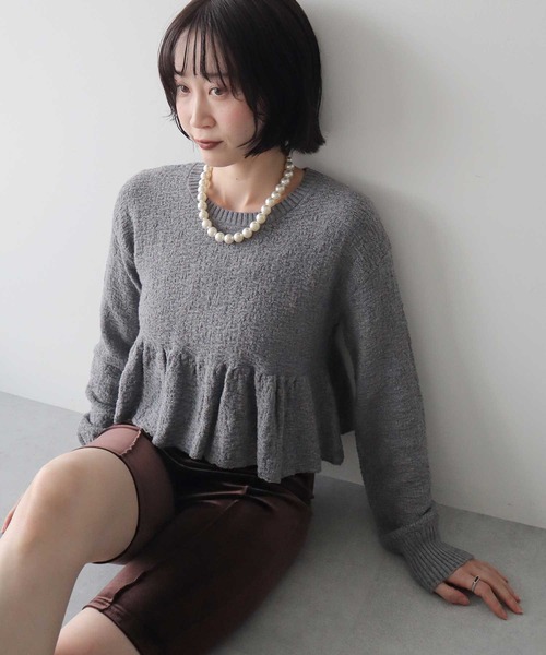 earth music&ecology(アースミュージックアンドエコロジー)の「クロップドペプラムニットプルオーバー(Tシャツ/カットソー・レディース・イエロー/オフホワイト/グレー・FREE)」の3枚目の写真