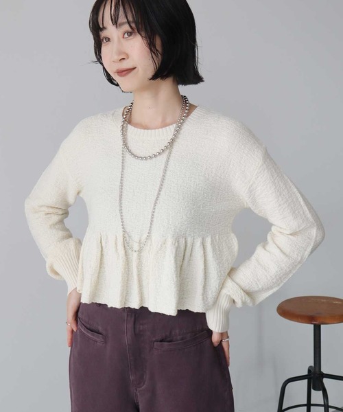 earth music&ecology(アースミュージックアンドエコロジー)の「クロップドペプラムニットプルオーバー(Tシャツ/カットソー・レディース・イエロー/オフホワイト/グレー・FREE)」の2枚目の写真