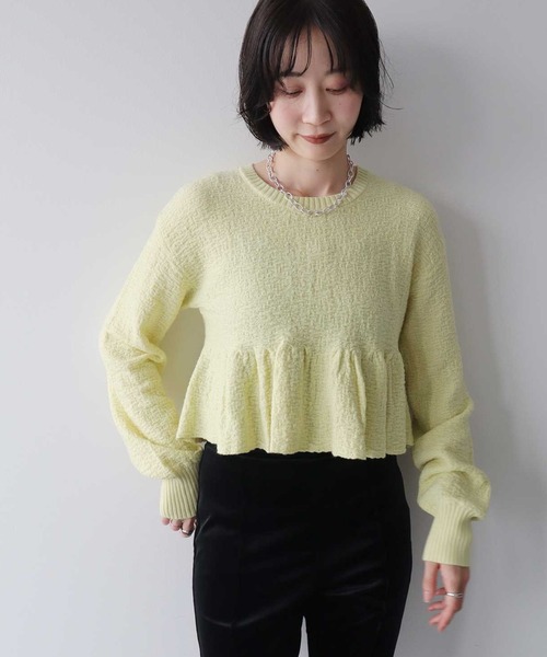 earth music&ecology(アースミュージックアンドエコロジー)の「クロップドペプラムニットプルオーバー(Tシャツ/カットソー・レディース・イエロー/オフホワイト/グレー・FREE)」の1枚目の写真
