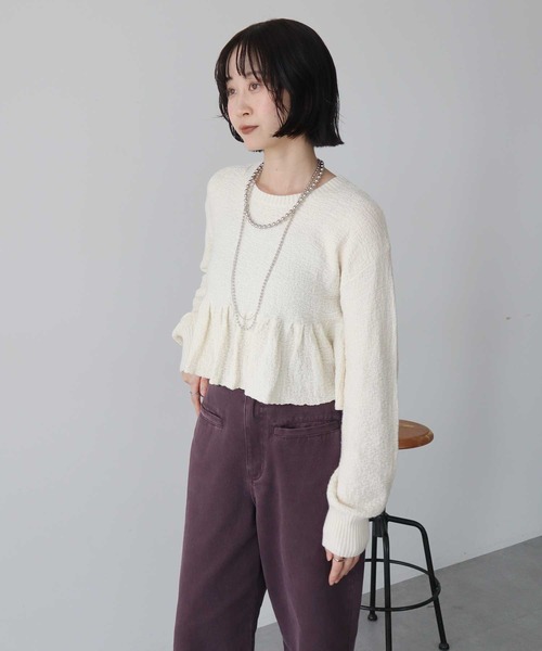 earth music&ecology(アースミュージックアンドエコロジー)の「クロップドペプラムニットプルオーバー(Tシャツ/カットソー・レディース・イエロー/オフホワイト/グレー・FREE)」の8枚目の写真