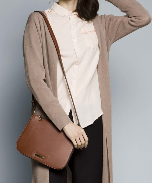 PLAIN CLOTHING（プレーンクロージング）の「フラットショルダーバッグ【PLAIN CLOTHING】（ショルダーバッグ・レディース・グリーン/ボルドー/ブラウン/グレー/ブラック・FREE）」の4枚目の写真