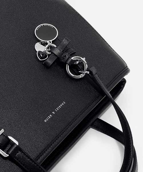 CHARLES & KEITH(チャールズ & キース)の「ボーディテールトートバッグ / BOW DETAIL TOTE BAG(トートバッグ・レディース・レッド/ホワイト/ブラック・L)」の5枚目の写真