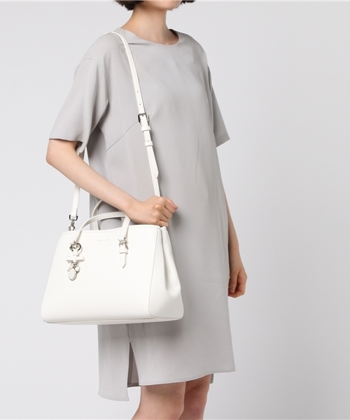 CHARLES & KEITH(チャールズ & キース)の「ボーディテールトートバッグ / BOW DETAIL TOTE BAG(トートバッグ・レディース・レッド/ホワイト/ブラック・L)」の11枚目の写真